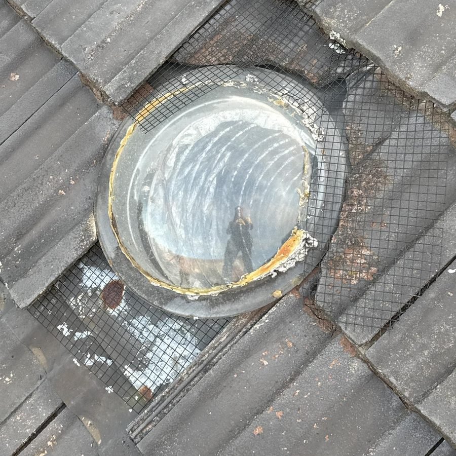 Roof vent sealed with galvanised mesh